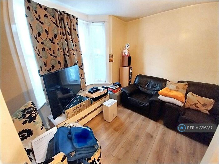 2 Bedroom Flat To Rent In Manor Road, London, SE25