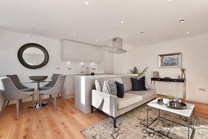 3 Bedroom Flat To Rent In Millbank Court, John Islip Street, SW1P