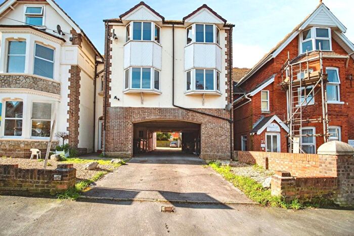 2 Bedroom Flat For Sale In Glendinning Avenue, Weymouth, DT4