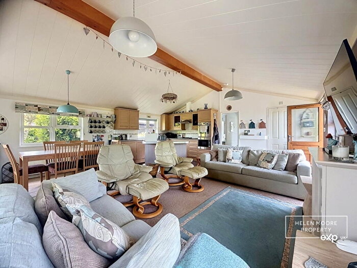 2 Bedroom Park Home For Sale In The Thatches, Modbury, Devon, PL21
