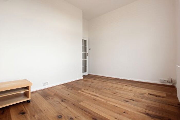 2 Bedroom Flat To Rent In Mount View Road, Crouch End, London, N4