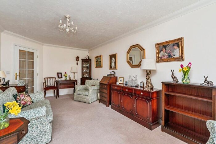 1 Bedroom Flat For Sale In Padnell Road, Waterlooville, Hampshire, PO8