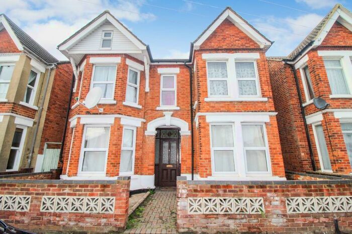 2 Bedroom Flat To Rent In Winifred Road, Bedford, MK40