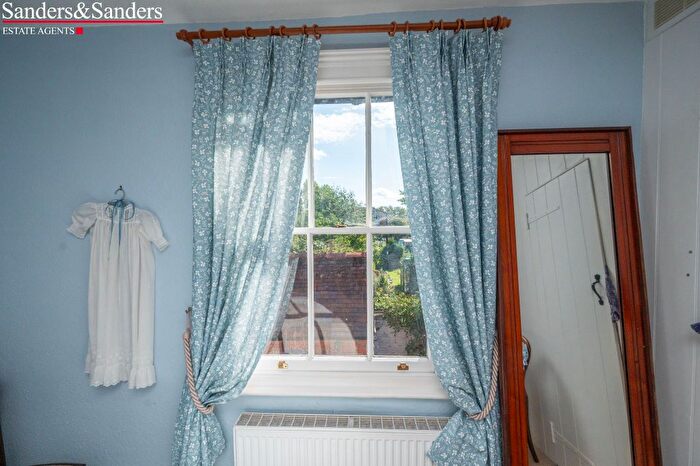 2 Bedroom Cottage For Sale In Bleachfield Street, Alcester, B49