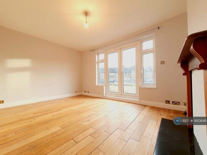 3 Bedroom Flat To Rent In Croydon Road, Croydon, London, CR0