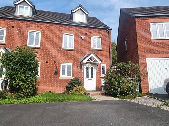 3 Bedroom Semi Detached House To Rent In The Green, Hyde, SK14