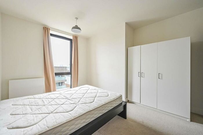 2 Bedroom Flat To Rent In Deauville Close, , Canary Wharf, London, E14