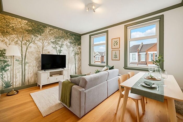 2 Bedroom Flat To Rent In Replingham Road, London, SW18