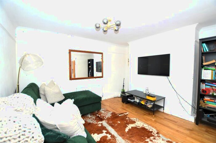 1 Bedroom Apartment To Rent In Palace Court, - Palace Square, London, SE19