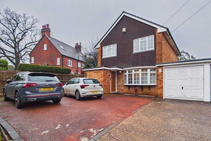 3 Bedroom Link Detached House For Sale In Green Lane, Leverstock Green, HP2