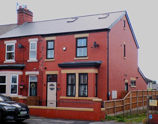 4 Bedroom End Of Terrace House For Sale In Moston Lane East, New Moston, Manchester, M40