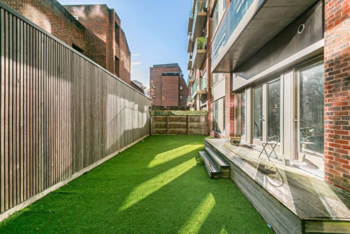 2 Bedroom Flat For Sale In Fairfield Avenue, Staines-Upon-Thames, Surrey, TW18