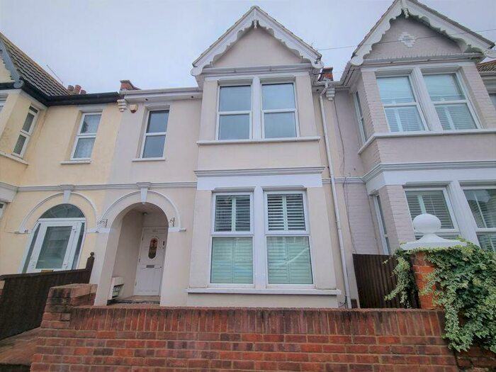 2 Bedroom Flat To Rent In Hainault Avenue, Westcliff-On-Sea, SS0