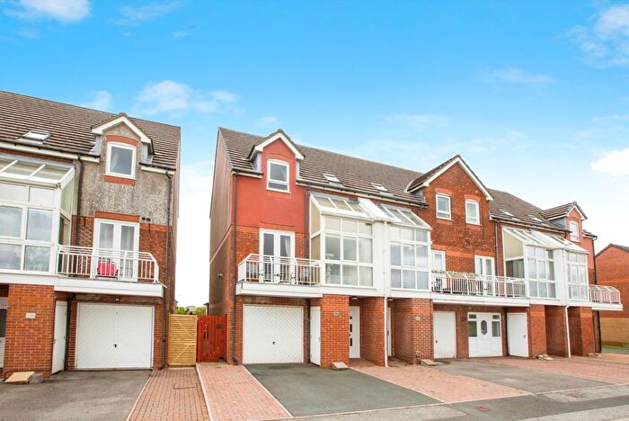 4 Bedroom Town House For Sale In Heathmoor Park Road, Halifax, West Yorkshire, HX2