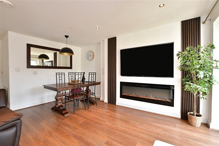 5 Bedroom Semi-detached House For Sale In Market Avenue, Wickford, Essex, SS12