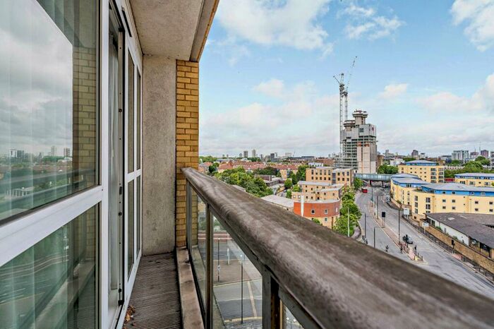 2 Bedroom Apartment To Rent In Circus Apartments, Canary Wharf, E14