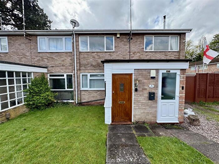 2 Bedroom Maisonette To Rent In Lomaine Drive, Birmingham, B30