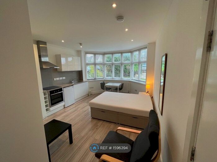 Studio To Rent In Wycombe Gardens, London, NW11
