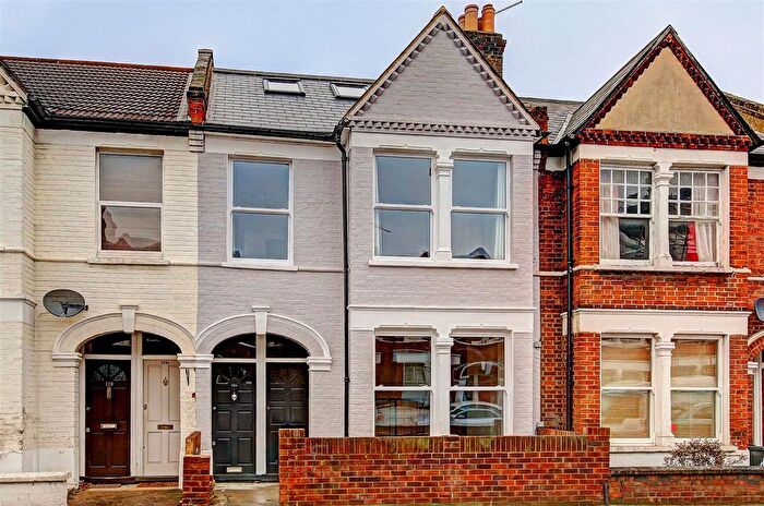 3 Bedroom Flat To Rent In Penwith Road, London, SW18