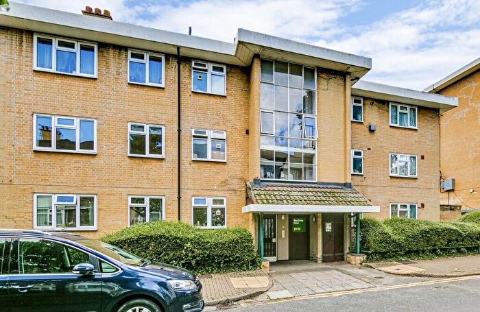 3 Bedroom Flat To Rent In Weydown Close, London, SW19