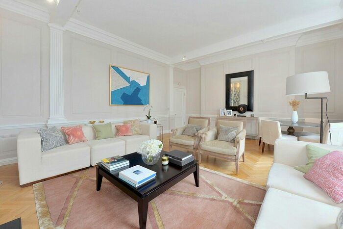 2 Bedroom Flat To Rent In Cadogan Square, Chelsea, SW1X