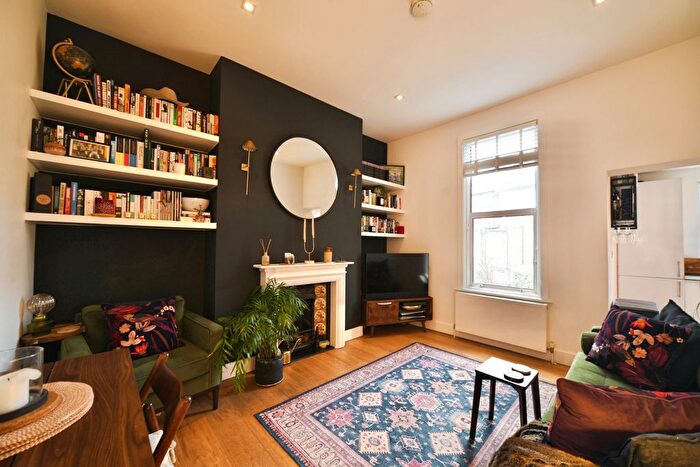 2 Bedroom Flat For Sale In Drayton Park, London, N5
