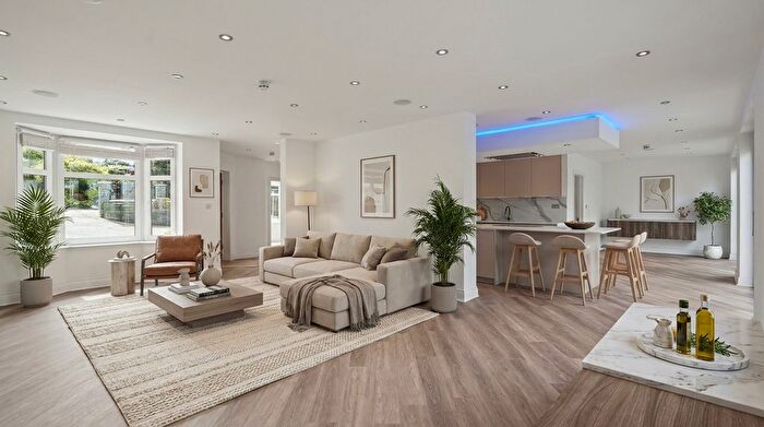 5 Bedroom Detached House For Sale In The Drive, Barnet, EN5