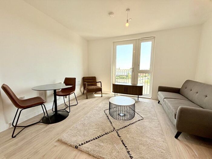 1 Bedroom Flat To Rent In Griffiths Close, Balsall Heath, Birmingham, West Midlands, B12