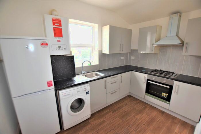 4 Bedroom Flat To Rent In Green Lane, Ilford, IG3