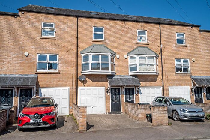 3 Bedroom Town House To Rent In Promenade Row, St. Benedicts Road, York, YO23
