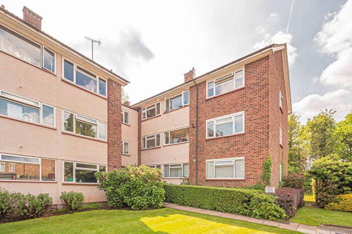 3 Bedroom Flat For Sale In Holders Hill Road, Mill Hill East, London, NW4