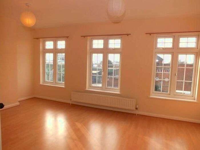 3 Bedroom Flat To Rent In Western Avenue, London, W3