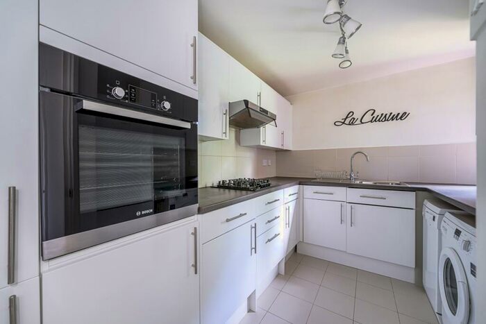 2 Bedroom Flat To Rent In Britten Close London, NW11