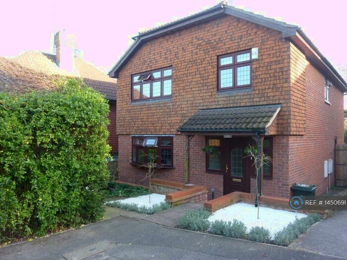 4 Bedroom Detached House To Rent In Devon Court, Dartford, DA4