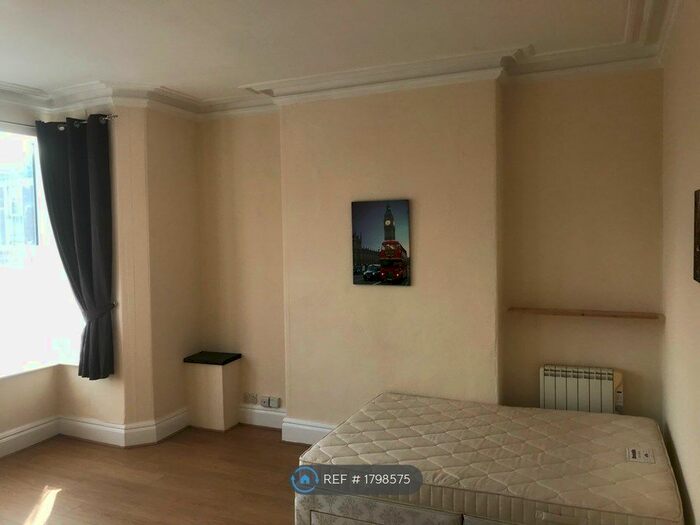 Studio To Rent In East Parade, Harrogate, HG1