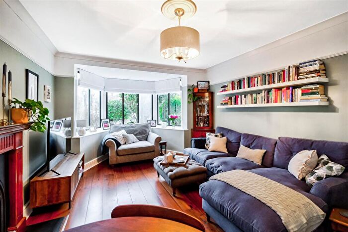 2 Bedroom Flat For Sale In Forest Court, Snaresbrook, E11