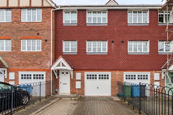 4 Bedroom House To Rent In Ramsdell Road, Fleet, Hart, GU51