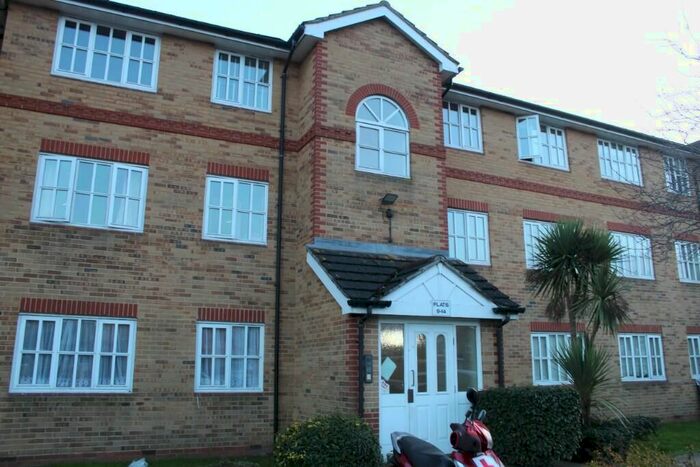 2 Bedroom Flat To Rent In Maybank Avenue, Hornchurch, Essex, RM12