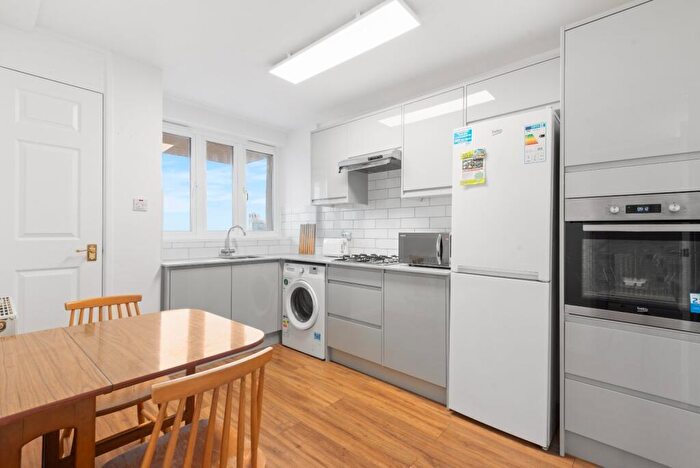 2 Bedroom Flat For Sale In Shuttleworth Road, London, SW11