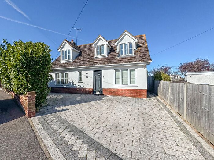 3 Bedroom Chalet For Sale In Broad Walk, Hockley, SS5