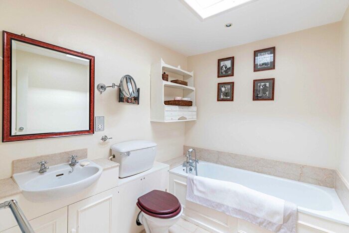4 Bedroom Property To Rent In Pooles Lane, Chelsea, SW10