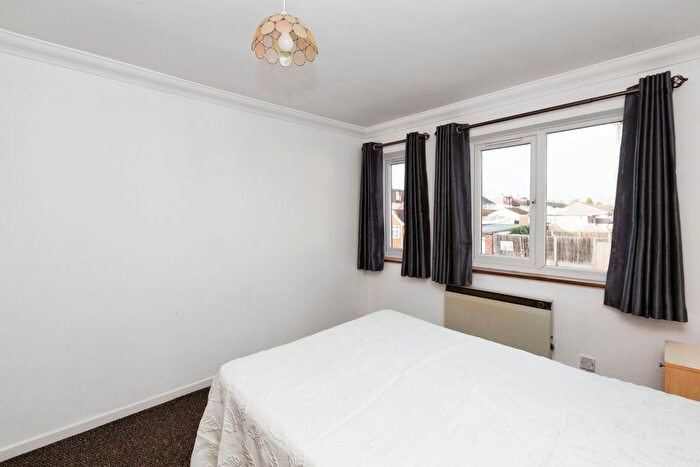 1 Bedroom Flat For Sale In Eastern Avenue, Ilford, Essex, IG2