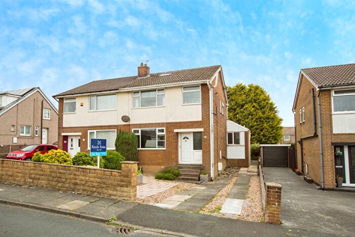 3 Bedroom Semi-Detached House For Sale In Illingworth Avenue, Halifax, HX2