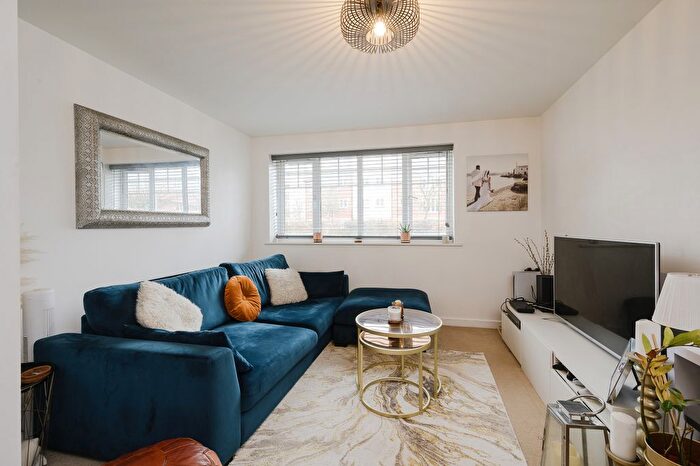 1 Bedroom Flat For Sale In Schoolgate Drive, Morden, SM4