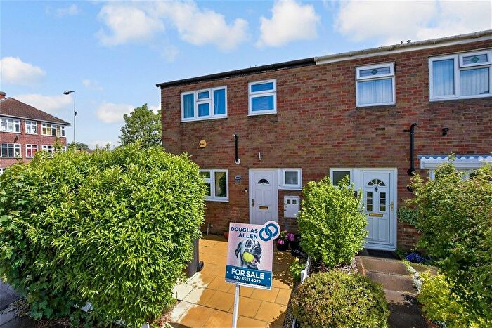 4 Bedroom End Of Terrace House For Sale In Pershore Close, Ilford, Essex, IG2