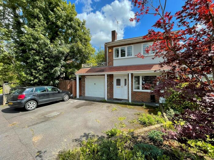 Houses for sale & to rent in BR6 8AJ, Pound Court Drive, Farnborough