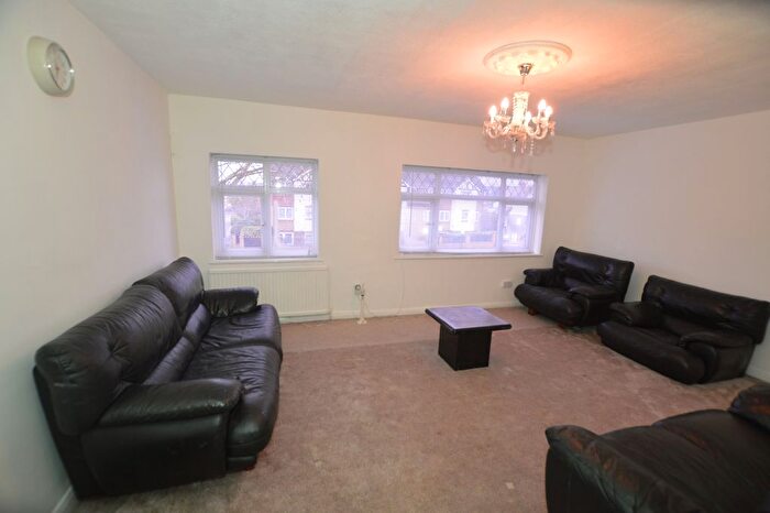 2 Bedroom Maisonette To Rent In Chingford, London, E4