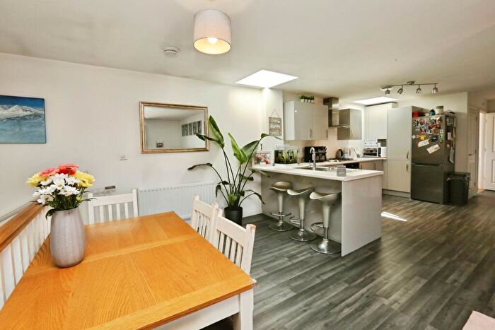 2 Bedroom Detached House For Sale In Gatekeeper Hill, Curbridge, Southampton, Hampshire, SO30