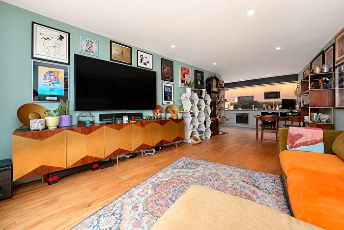 2 Bedroom Flat For Sale In Andre Street, Hackney, E8 - Photo 5