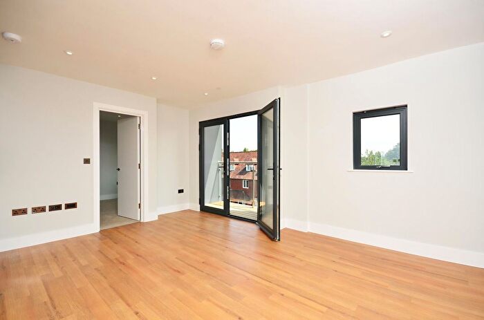 1 Bedroom Flat For Sale In Lavender Park Road, West Byfleet, KT14